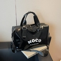 Borsa da viaggio nera lucida capiente con stampa NOCO e tracolla regolabile rimovibile - Nero