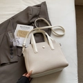 Sac seau tissé beige avec bordure en cuir lisse et bandoulière réglable - Sans pendentif / Blanc