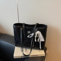 Elegante borsa tote in ecopelle nera con logo goffrato e ciondolo a fiocco in pizzo bianco - Nero con ciondolo
