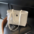 Borsa tote bianca con goffratura cucciolo 3D, nastro in pizzo e logo metallico quadrato - Bianco Crema Con Ciondolo