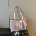 Borsa tote rosa in pelle PU con motivi a rilievo e ciondolo di perle e pizzo raffinato - Rosa con ciondolo