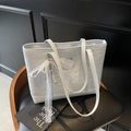 Borsa tote celeste con goffratura Cinnamoroll, fiocco in pizzo e ciondolo di perle - Blu con Pendente