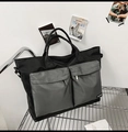 Dettaglio borsa da viaggio in nylon nero con tasche grigie con zip su scaffale - Nero e Grigio