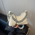 Elegante bolso de media luna en charol beige brillante con cadena decorativa de plata - Blanco Roto