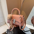 Rosa Handtasche aus Leder mit Lychee-Muster, Silberverschluss und Bären-Anhänger - Roze mit Anhänger