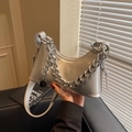Bolso de hombro plateado metálico estilo media luna con cadena gruesa y colgante - Plateado
