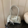 Sac bandoulière en cuir vert menthe avec nœud en dentelle et perles, zip argenté chic - Bleu