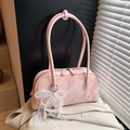 Sac bandoulière en cuir verni rose avec finition brillante et nœud en perles - Rose