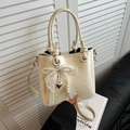 Elegante bolso tipo cubo perla crema con lazo de encaje blanco y colgante de corazón - Blanco con colgante