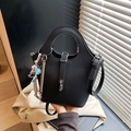 Black litchi grain bucket bag with circular handles and trendy cartoon charms - With Pendant / Black