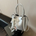 Bolso bombonera plateado metalizado con colgante de lazo de perlas y corazón - Plata (Con Colgante)
