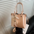 Bolso cubo rosa perlado con lazo de encaje, dije de perlas y colgante de corazón - Rosa con colgante