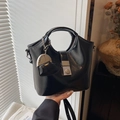 Borsa a secchiello chic in pelle verniciata nera da donna con ciondolo a cuore e fibbia - Nero con ciondolo