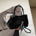 Schwarze Eimer-Handtasche mit Litschi-Struktur und blauem Baseball-Anhänger-Detail - Groß / Mit Anhänger / Schwarz