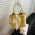 Elegante bolso bombonera amarillo con lazo de encaje de perlas y asa de nudo - Amarillo con Colgante