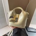 Borsa a secchiello giallo crema lucida con ciondolo a cuore e chiusura metallica - Giallo Chiaro con Charm