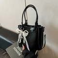 Sac seau noir brillant élégant avec nœud en dentelle, breloque perle et bandoulière - Noir Avec Pendentif
