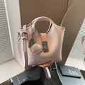 Moderna borsa a secchiello rosa chiaro con ciondolo a cuore e dettagli in metallo - Rosa Chiaro con Charm