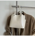 Sac seau blanc crème chic avec poignée nouée et détails argentés sur un cintre - Blanc Sans Pendentif