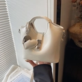 Elegante borsa a secchiello beige da donna con ciondolo a cuore e chiusura in metallo - Bianco con ciondolo