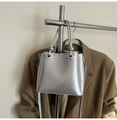 Sac seau métallisé argenté avec poignée à nœud et bandoulière sur un cintre - Argent Sans Pendentif