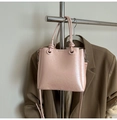 Sac seau rose clair tendance avec poignée nouée et bandoulière sur veste marron - Rose Sans Pendentif