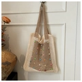 Détail du sac cabas tricoté à la main avec perles colorées et anses contrastées - Kaki