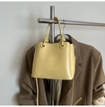 Sac seau jaune clair chic en cuir brillant avec poignée nouée tendance et bandoulière - Jaune sans pendentif