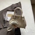 Schicke cremeweiße Beuteltasche aus genarbtem Leder mit Plüsch-Anhänger und Trageriemen - Klein / Mit Anhänger / Cremeweiß