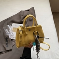 Gelbe Eimer-Handtasche aus strukturiertem Leder mit Anhängern und Schultergurt - Klein / Mit Anhänger / Gelb