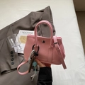 Schicke rosa Beuteltasche mit Lychee-Textur, Rundgriffen und abnehmbarem Gurt - Klein / Mit Anhänger / Rosa