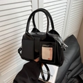 Borsa a bauletto in pelle verniciata nera lucida con carta a forma di coniglietto - Nero