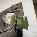 Mintgrüne Eimertasche aus Kieselleder mit Rundgriffen und Dekorativem Anhänger - Klein / Mit Anhänger / Grün