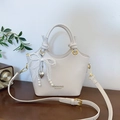 Bolso tipo cubo de cuero PU blanco crema con asas anudadas y colgante de corazón - Beige Con Amuleto
