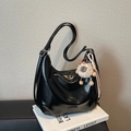 Borsa hobo nera lucida in pelle cerata con tracolla e ciondolo a forma di agnello - Nero (Con Ciondolo)