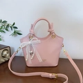 Bolso tipo cubo rosa con correa de perlas, lazo de encaje y colgante de corazón elegante - Rosa con colgante