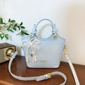 Bolso saco azul claro con textura de cuero, colgante de perlas y lazo de encaje - Azul con Colgante