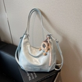 Borsa hobo azzurra di grande capacità con ciondolo in peluche e trama in pelle - Blu (Con Ciondolo)