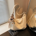 Borsa hobo beige minimalista con tracolla regolabile e simpatico ciondolo in peluche - Bianco Riso (Con Ciondolo)