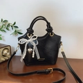 Bolso tipo cubo negro brillante con lazo de encaje, perlas y letras doradas de moda - Negro con colgante
