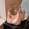 Borsa hobo rosa con finitura lucida e un simpatico ciondolo a forma di pecora - Rosa (Con Ciondolo)