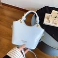 Hellblaue minimalistische Kunstleder-Beuteltasche mit Goldakzenten und Knotengriff - Blau Ohne Anhänger