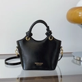 Elegante schwarze glänzende Eimertasche mit geknoteten Ringgriffen und Goldbeschlägen - Schwarz ohne Anhänger