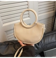 Detalle del bolso de cubo plisado crema con texturas verticales y asa redonda - Blanco