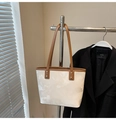 Chic marbled white tote bag with brown leather handles and gold rivet accents - No Pendant / Off White