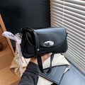 Klassische schwarze Unterachseltasche aus Kunstleder mit silbernem Schloss und Spitzenschleife - Schwarz mit Anhänger