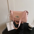 Rosafarbene Schultertasche aus Kunstleder mit Drehverschluss und weißem Spitzendekor - Roze mit Anhänger