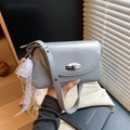 Schicke graublaue Achseltasche mit Metallschloss und Spitzenband für Damen - Grau Mit Anhänger