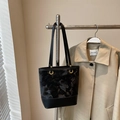 Elegante borsa tote in pelle nera goffrata con motivi floreali e dettagli dorati - senza ciondolo / Nero