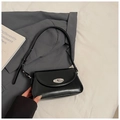 Sac sous le bras classique noir au fini brillant avec une boucle argentée chic - Noir sans Pendentif